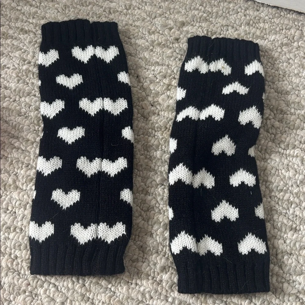 🌸 3/$15 Kids Black and White Heart Patterned Leg Warmers